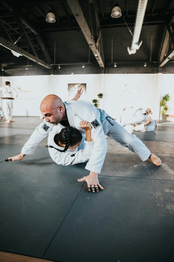 Comment les techniques de combat au sol en Jiu-Jitsu Brésilien peuvent-elles être adaptées pour les débutants?